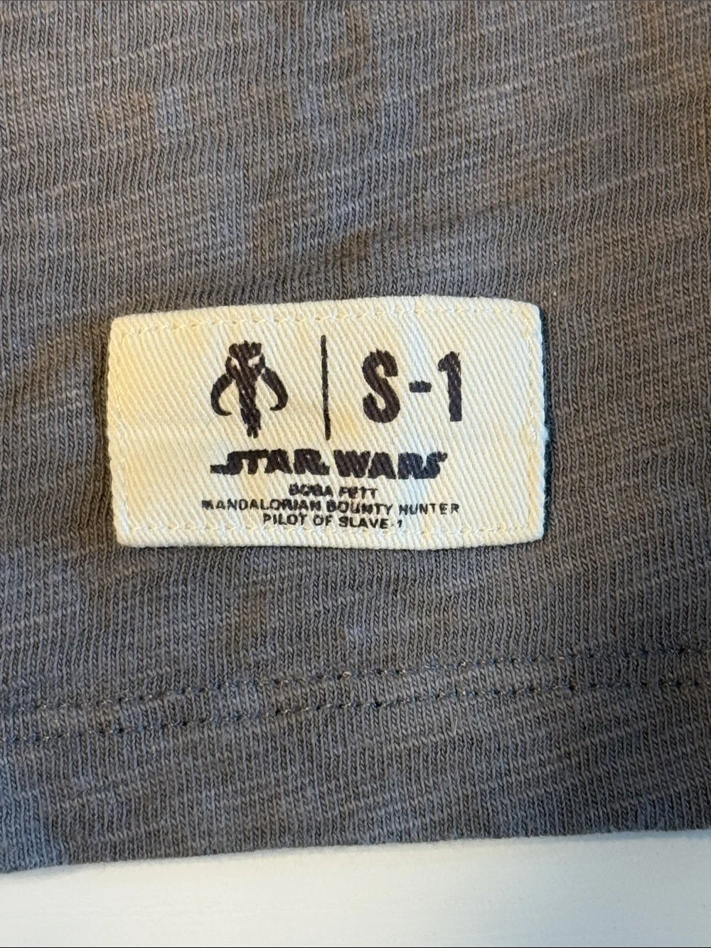 GAP Grey Tee Red Mandalorian Boba Fett Flocked Graphic Boys Girls Sz S 6-7 EUC